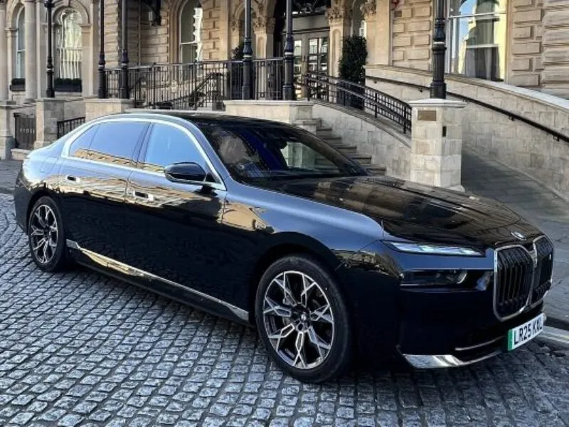 BMW-i7-chauffeur-car1
